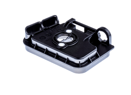 Obudowa filtra powietrza do podkaszarki Husqvarna 525LK i wykaszarki 525RXT, wykonana z czarnego tworzywa sztucznego. Produkt o prostokątnym kształcie, z otworami montażowymi i widocznym miejscem na filtr. Ujęcie frontalne, na jednolitym tle.