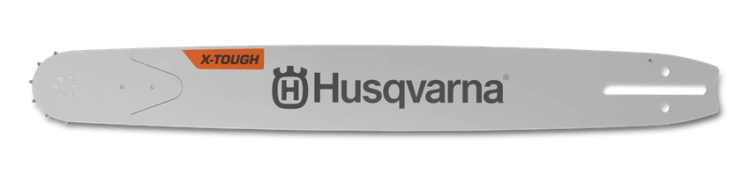 Prowadnica do piły łańcuchowej Husqvarna w kolorze srebrnym, z widocznym logo marki. Stoi poziomo, ukazuje metaliczny, gładki materiał i otwory do mocowania. Oznaczenia X-TOUGH widoczne w pomarańczowym kolorze przy końcu.