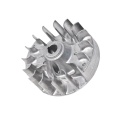 Koło zamachowe nożyc 325HE3 do wycinarek Husqvarna, metaliczne, o średnicy około 10 cm. Widoczne wzdłużne żebra poprawiające wentylację. Umieszczone na jasnym tle, pokazane z boku dla lepszego uwidocznienia kształtu i detali.