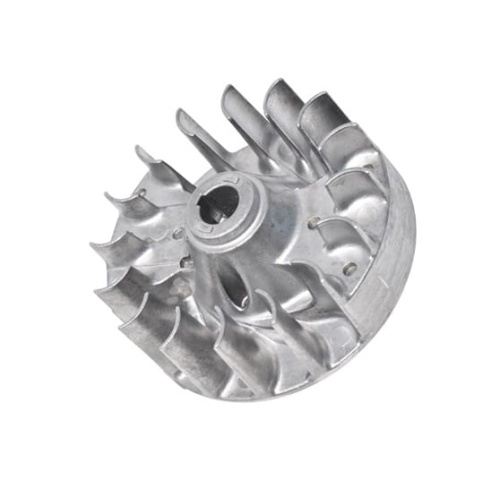 Koło zamachowe nożyc 325HE3 do wycinarek Husqvarna, metaliczne, o średnicy około 10 cm. Widoczne wzdłużne żebra poprawiające wentylację. Umieszczone na jasnym tle, pokazane z boku dla lepszego uwidocznienia kształtu i detali.