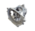 Skrzynia korbowa nożyc 325HE3/wykaszarki 525RX Husqvarna, aluminiowa, szara, z widocznymi otworami montażowymi. Prezentowana z boku, w orientacji leżącej. Idealna do zastosowań w sprzęcie ogrodowym.