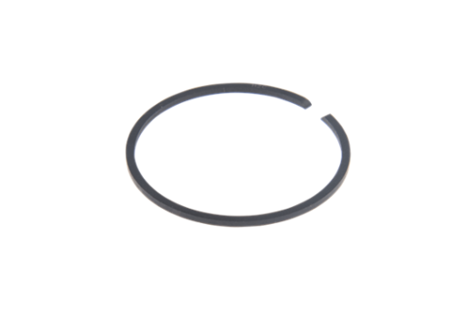 Pierścień tłoka nożyc 326HD60 do wycinarki 323R Husqvarna, z metaliczną, matową powierzchnią, w kształcie okręgu. Zbliżenie na detal, ukazujące miejsce łączenia. Produkt leży na jednolitym tle, bez widocznych napisów czy logo.