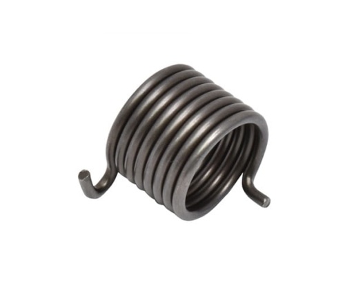 Sprężyna rozrusznika nożyc 525HE3 i wykaszarki 525RX Husqvarna, metalowa, ciemnoszara. W widoku z boku, stworzona z blachy, z wyraźnym skrętem w spiralę, z dwoma wystającymi końcami. Idealna do urządzeń ogrodniczych.