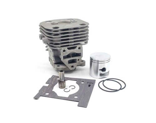 Cylinder do wykaszarki Husqvarna 525RX i podkaszarki 525LK w zestawie, w kolorze szarym. W skład kompletu wchodzą cylinder, tłok, pierścień tłokowy oraz element montażowy. Elementy ułożone na białym tle, dobrze widoczne detale.