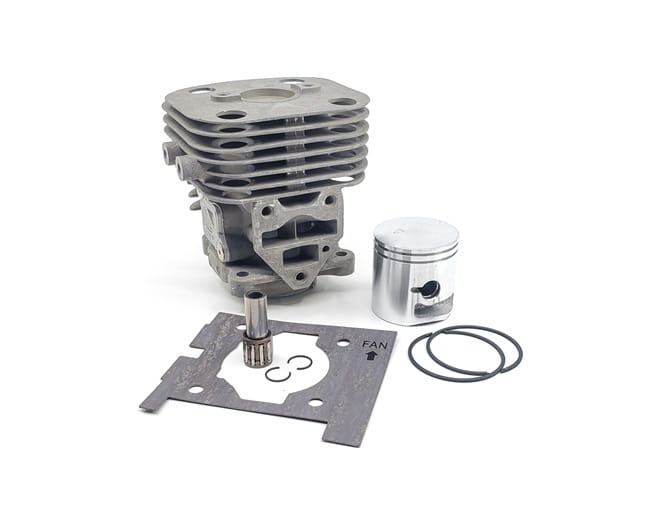 Cylinder do wykaszarki Husqvarna 525RX i podkaszarki 525LK w zestawie, w kolorze szarym. W skład kompletu wchodzą cylinder, tłok, pierścień tłokowy oraz element montażowy. Elementy ułożone na białym tle, dobrze widoczne detale.