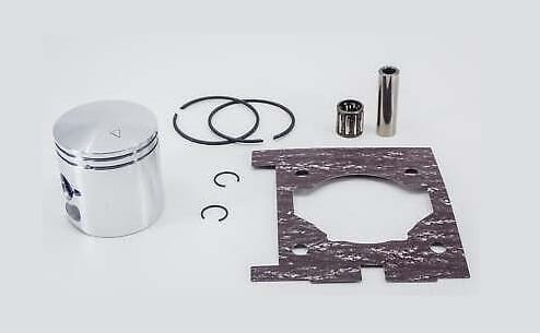 Tłok do podkaszarki Husqvarna 525LK/wykaszarki 525RX w metalicznym wykończeniu z pierścieniami i mocowaniami. Zestaw zawiera tłok, uszczelkę i akcesoria, idealny do naprawy sprzętu ogrodowego.
