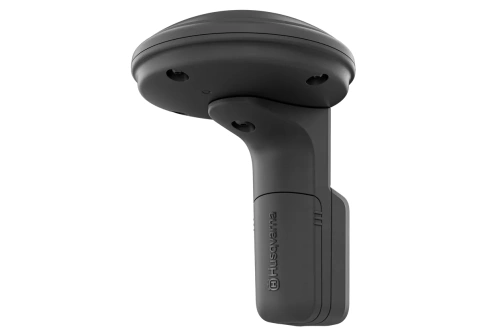 Stacja referencyjna EPOS RS1 do robotów koszących Automower Nera w kolorze czarnym, z zaokrąglonym kształtem. Ujęcie z boku, pokazujące mocowanie oraz widoczne logo Husqvarna. Produkt zamontowany, dobrze widoczny na prostym tle.