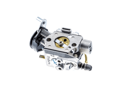 Gaźnik do wykaszarki Husqvarna 555RXT/555FX, metalowy, z widocznych sprężyną i wtykiem. Ujęcie z boku, pokazujące szczegóły mocowania i otwory. Elementy ciśnieniowe i regulacyjne, na jasnym tle. Bez widocznych napisów lub logo.