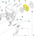 Kolektor wykaszarki Husqvarna 555RXT/355FX, przedstawiony w widoku z boku, zawiera metalowe elementy oraz uszczelki. Na zdjęciu widoczny jest także żółty element montażowy. Tło jest białe, co podkreśla szczegóły konstrukcji oraz mocowania.