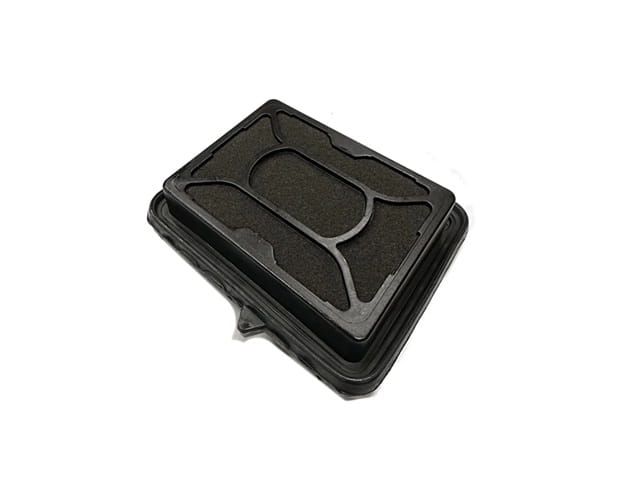 Filtr powietrza do wykaszarki Husqvarna 555RXT/355RX, w kolorze czarnym, z kwadratowym kształtem i wyraźnym przetłoczeniem, leżący na białym tle. Materiał gąbkowy, zabezpieczający przed zanieczyszczeniami.