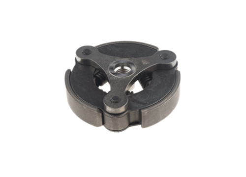 Sprzęgło wykaszarki Husqvarna 555RXT/555FX w czarnym kolorze, wykonane z metalu. Widok z góry, stojące na płaskiej powierzchni, o okrągłym kształcie z wyraźnymi wypustkami. Z widocznym centralnym otworem do mocowania.