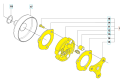 Sprzęgło wykaszarki Husqvarna 555RXT/555FX w kolorze żółtym, z widocznymi elementami montażowymi. W zestawie znajduje się tarcza sprzęgłowa oraz sprężyna. Ujęcie z góry, pokazujące poszczególne części w układzie do montażu.