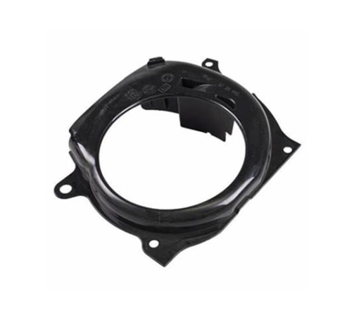 Osłona wentylatora do wykaszarki Husqvarna 555RXT/555FX w kolorze czarnym. Produkt o okrągłym kształcie z wycięciem i uchwytami do montażu. Widoczny symbol oznaczenia użytkowania. Ujęcie z góry, ukazujące szczegóły konstrukcyjne.