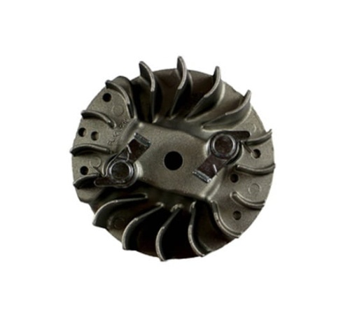 Koło zamachowe wykaszarki Husqvarna 555RXT/555FX, metaliczne, okrągłe, o pięciu wyraźnych łopatkach. Widok z góry, z otworem centralnym i dwoma widocznymi mocowaniami. Powierzchnia matowa, znakomicie widoczna struktura detali.