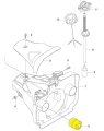 Amortyzator wykaszarki Husqvarna 555RXT/555FX w widoku z boku, ukazujący detal konstrukcji. Żółty element mocujący, teksturowane powierzchnie, otwory montażowe. Materiał plastikowy, fragment obudowy z widocznym napisem. Proste tło.