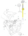 Żółty przewód paliwa do wykaszarki Husqvarna 555RXT/555FX, z detalami mocowania. Zdjęcie frontalne na białym tle, ukazujące torsję i elementy montażowe.