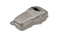 Tłumik wykaszarki Husqvarna 555RXT/555FX. Metaliczny, w kolorze srebrnym, o gładkiej powierzchni z poziomymi rowkami. Ujęcie z boku, leżący. Widoczny otwór do mocowania. Produkt nowy, bez widocznych uszkodzeń, umieszczony na jednolitym tle.