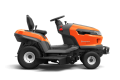 Traktor TS 217T Husqvarna w kolorze pomarańczowym, widoczny z boku. Posiada siedzenie dla operatora oraz kierownicę. Na przednim panelu widoczny napis Husqvarna. Koła o solidnej konstrukcji. Oferuje kompaktowe wymiary, idealny do małych ogrodów.
