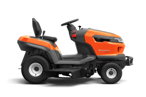 Traktor TS 217T Husqvarna w kolorze pomarańczowym, widoczny z boku. Posiada siedzenie dla operatora oraz kierownicę. Na przednim panelu widoczny napis Husqvarna. Koła o solidnej konstrukcji. Oferuje kompaktowe wymiary, idealny do małych ogrodów.