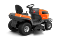 Traktor TS 217T Husqvarna w kolorze pomarańczowym z czarnymi akcentami. Z boku, z widoczną kierownicą, siedzeniem oraz panelami sterującymi. Duże koła z bieżnikiem, niska platforma do zarządzania ogrodem. Wzmocniona konstrukcja z logo Husqvarna.