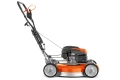 Pomarańczowa kosiarka spalinowa Husqvarna LB553SQe z metalową obudową, widok boczny. Czarny silnik i uchwyt z czerwonymi akcentami, duże aluminiowe koła, bez dodatków, na jednolitym ciemnym tle.