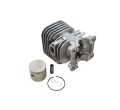 Cylinder wykaszarki Husqvarna 555RXT/555FX wykonany z metalu, z widocznymi żeberkami chłodzącymi. W zestawie tłok, pierścień i tuleja. Ukazany pod kątem, stojący na białym tle, z detalami elementów montażowych obok.