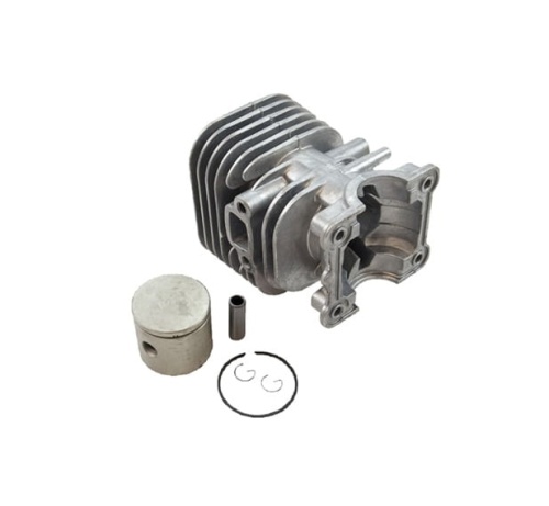 Cylinder wykaszarki Husqvarna 555RXT/555FX wykonany z metalu, z widocznymi żeberkami chłodzącymi. W zestawie tłok, pierścień i tuleja. Ukazany pod kątem, stojący na białym tle, z detalami elementów montażowych obok.