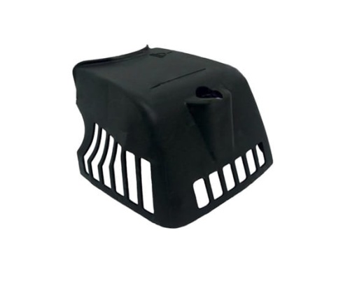 Osłona filtra powietrza do wykaszarki, kolor czarny, wykonana z tworzywa sztucznego. Zbudowana z elementu o gładkiej fakturze i otworach wentylacyjnych po bokach. Ujęcie z przodu, ukazuje kształt i detale mocowania.