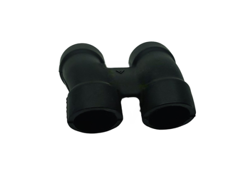 Rura gaźnika wykaszarki 553RS/243R Husqvarna, czarna, z leżącym ułożeniem, w kształcie litery H. Dwie otwarte zakończenia, widoczne oznaczenia. Tekstura gładka, materiał tworzywo sztuczne. Na jednolitym tle.