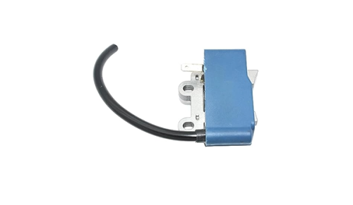 Moduł zapłonowy wykaszarki Husqvarna 553RS/253R na białym tle, metalowa podstawa, niebieska obudowa, czarny przewód i mocowania.