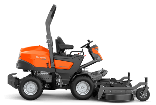 Rider Profesjonalny P535HX Husqvarna w kolorze pomarańczowym i szarym, widoczny z boku. Posiada siedzisko sterujące, koła z bieżnikiem oraz zamontowaną kosiarkę o szerokiej podstawie. Tło czarne, co podkreśla detale konstrukcji.