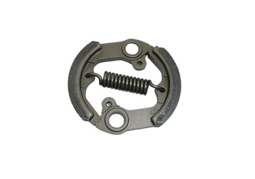 Sprzęgło wykaszarki Husqvarna 553RS/543RS w kolorze szarym, z dwiema metalowymi tarczami oraz sprężyną. Produkt leży na białym tle, wyraźnie widoczne mocowania. Ujęcie frontalne, ukazujące detale konstrukcyjne i fakturę.