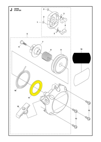 Sprężyna rozrusznika do wykaszarki Husqvarna 553RS/253R, metalowa, w kolorze jasnosrebrnym, o okrągłym kształcie. Widoczna z bliska, w pozycji leżącej, z detalami mocowania w postaci otworów montażowych. Tło proste, białe.