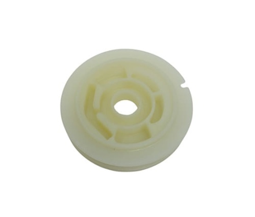 Koło linowe wykaszarki Husqvarna 553RS/253R, okrągłe, w kolorze jasnego beżu, z centralnym otworem. Ujęcie z góry, produkt leży na jednolitym tle. Widoczne detale konstrukcyjne na powierzchni. Idealne do wymiany w urządzeniach do koszenia.