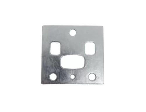 Uszczelka wykaszarki 553RS/253RJ Husqvarna w kolorze metalicznym, kwadratowa, z wycięciami oraz otworami montażowymi. Widok frontalny, położona na jednolitym tle. Produkt nowy, przeznaczony do sprzętu ogrodowego.