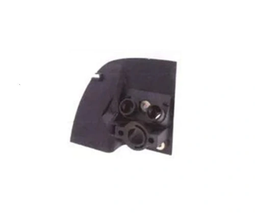 Izolator gaźnika wykaszarki Husqvarna 553RS/253RJ w kolorze czarnym, z widocznymi otworami na mocowanie. Produkt ukazany z boku, leżący na płaskiej powierzchni, z lekko zaokrąglonym kształtem i gładką fakturą.