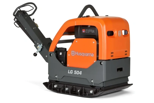 Zagęszczarka Husqvarna LG 504 w kolorze pomarańczowym i szarym, z metalową podstawą. Produkt widoczny w perspektywie frontalnej, stojący, z rękojeścią. Z logo Husqvarna oraz oznaczeniem modelu LG 504, ukazującym detale konstrukcji i mocowania.
