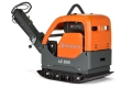 Zagęszczarka Husqvarna LT 6005 w kolorze pomarańczowym i szarym, z metalową podstawą i uchwytem, prezentowana z boku. Widoczne logo Husqvarna oraz oznaczenie modelu LG 504. Produkt leży na płaskiej powierzchni, gotowy do użycia.