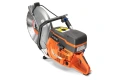 Zagęszczarka Husqvarna LT 6005 w pomarańczowo-szarym kolorze, pionowo ustawiona z widoczną dużą tarczą tnącą. Na obudowie logo i oznaczenia Husqvarna, solidna i wysokiej jakości konstrukcja.