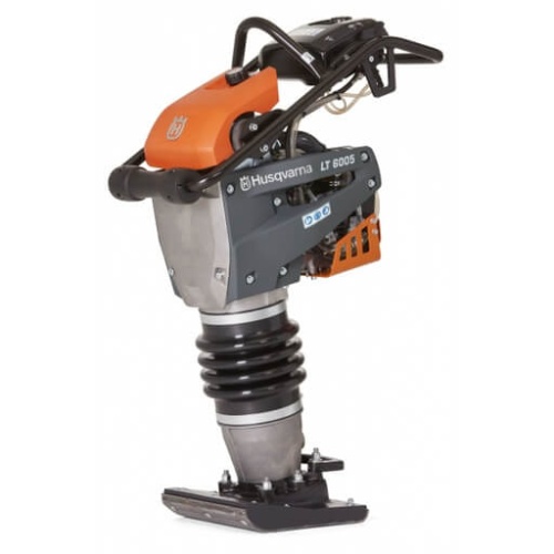 Zagęszczarka Husqvarna LT 6005, szaro-pomarańczowa, metalowa obudowa, gumowy tłumik, widok z boku, przyciski sterujące i logo, kompaktowa konstrukcja do zagęszczania gruntu.