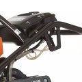 Zagęszczarka Husqvarna LT 6005 z czarną obudową i pomarańczowym elementem, widoczna z boku z rączką sterującą, pokrywą z oznaczeniami oraz metalową ramą i przewodami podkreślającymi konstrukcję.