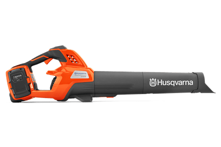 Dmuchawa akumulatorowa Husqvarna 230iB w pomarańczowo-szarym kolorze, widoczna z boku. Ergonomiczny uchwyt i logo Husqvarna. Pełna długość narzędzia na jednolitym tle.