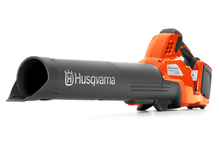 Dmuchawa akumulatorowa Husqvarna 230iB w kolorze pomarańczowym i szarym, z ergonomicznie zaprojektowaną rączką. Widok z boku, ze szczególnym uwzględnieniem kolankowego końca wylotu. Logo Husqvarna widoczne na korpusie urządzenia.