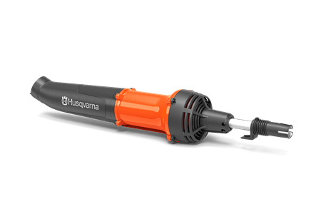 Dmuchawa Husqvarna DB110 FLXi w kolorze pomarańczowym z czarnymi detalami, z wydłużonym kształtem. Ujęcie z boku ukazuje wirnik i wlot powietrza. Produkt stoi na płaskiej powierzchni, z logo Husqvarna widocznym na obudowie.