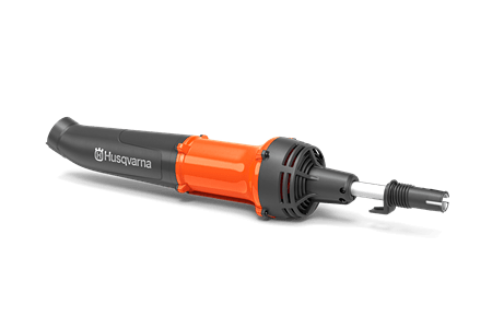 Dmuchawa Husqvarna DB110 FLXi w kolorze pomarańczowym z czarnymi detalami, z wydłużonym kształtem. Ujęcie z boku ukazuje wirnik i wlot powietrza. Produkt stoi na płaskiej powierzchni, z logo Husqvarna widocznym na obudowie.