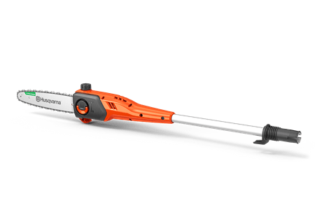 Podkrzesywarka Husqvarna DP110 FLXi, pomarańczowa z białymi i czarnymi akcentami, z długą prostą rękojeścią, prowadnicą z logo i blokadą. Leży poziomo, boczne ujęcie. Idealna do pielęgnacji drzew.