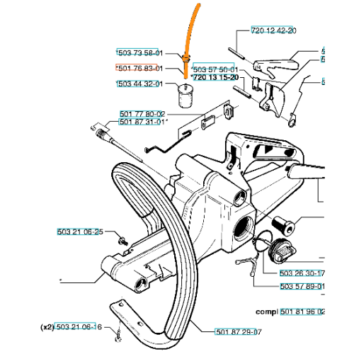 Przewód paliwa do pilarek Husqvarna 51 i 55, elastyczny, plastikowy, w kolorze pomarańczowym. Ujęcie z boku, z widocznymi mocowaniami. Produkt leży na białym tle. Widoczne detale takie jak złącze i długość przewodu.