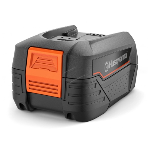 Akumulator Husqvarna P4A 18-B72 4.0Ah w kolorze czarnym z pomarańczowymi detalami. Widoczny z boku, ukazuje fakturę obudowy oraz logo Husqvarna. Produkt przeznaczony do urządzeń serii Aspire™, z widocznymi otworami wentylacyjnymi.
