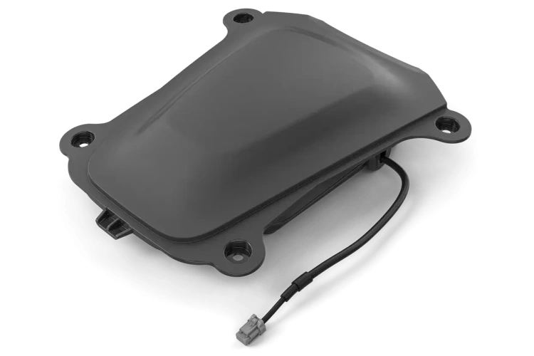 Moduł EPOS P21 w kolorze czarnym do robotów koszących. Ujęcie z góry, produkt leży na płaskiej powierzchni. Widoczny przewód z wtykiem oraz cztery otwory montażowe po bokach. Gładka faktura obudowy, bez widocznych oznaczeń lub logo.