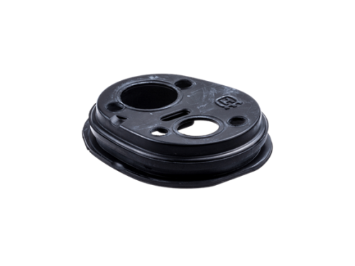 Uszczelka gaźnika wykaszarki Husqvarna 545RX/545FX, w kształcie owalnym, czarna, z dwoma otworami i szczeliną do montażu. Produkt ukazany z boku, na ciemnym tle, z widocznymi detalami. Materiał elastyczny, przeznaczony do uszczelniania gaźnika.